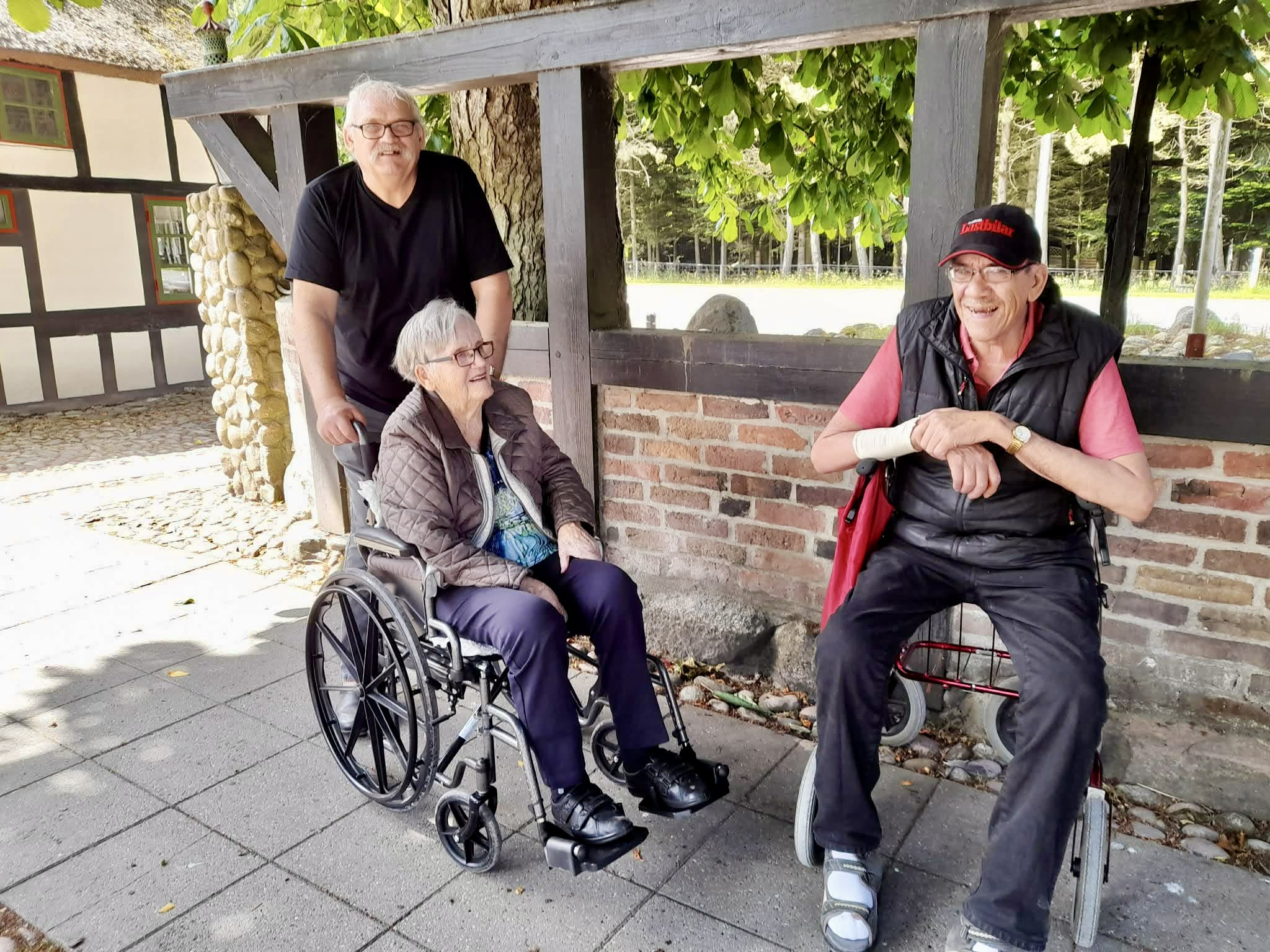 Henning har altid haft stor opbakning fra sin familie. Her ses han sammen med sin mor og bror for år tilbage..  Foto: privat