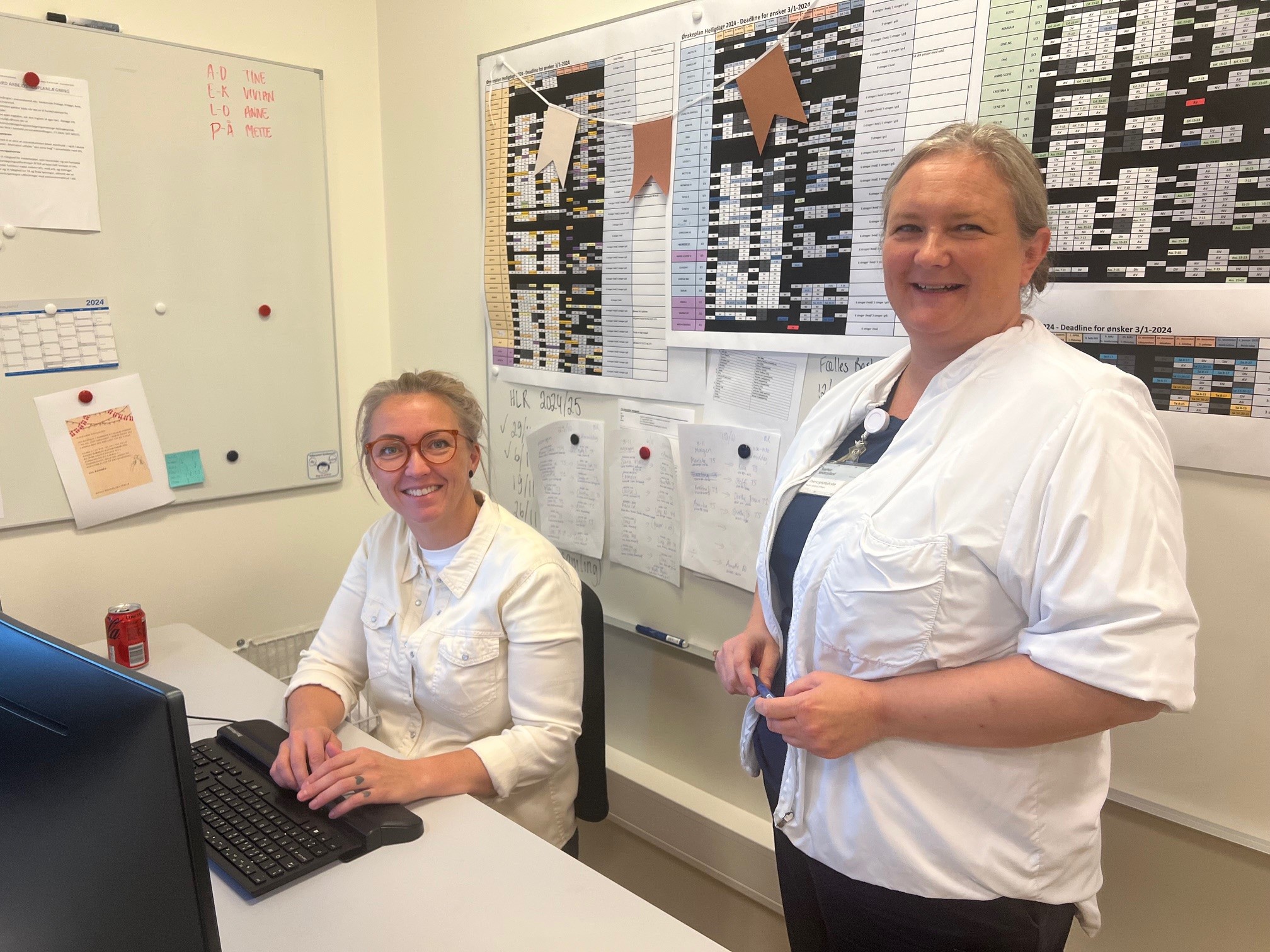 Oversygeplejerske Mette Lønborg Eriksen og vagtplanlægger Ann Rosenkilde.