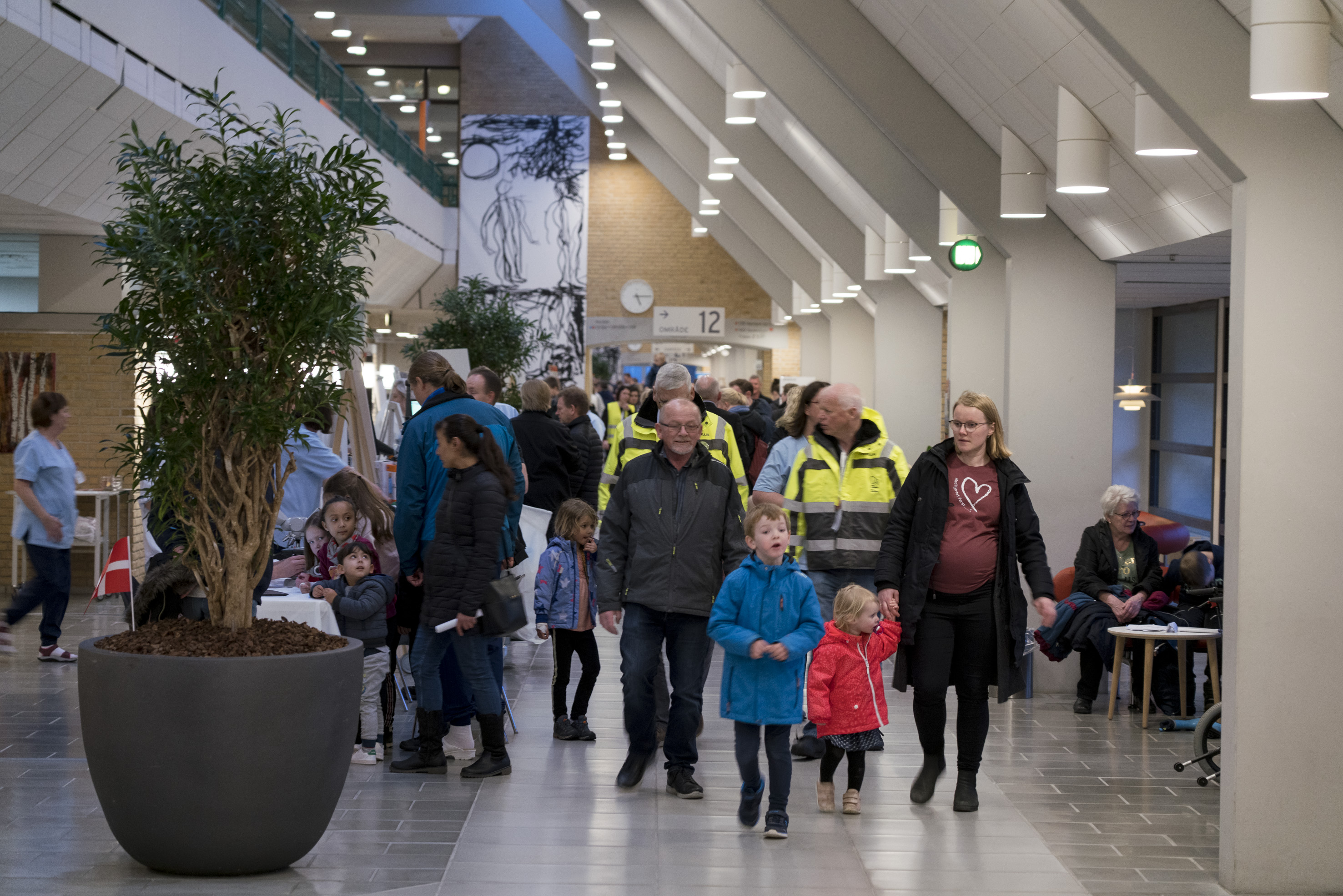 Sygehusets lange vandrehal var fyldt med glade besøgende
