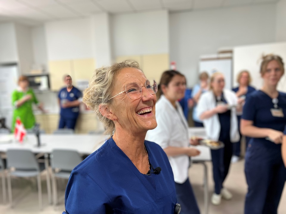 Overlæge og forsker Gunhild Kjærgaard-Andersen griner til sine kolleger