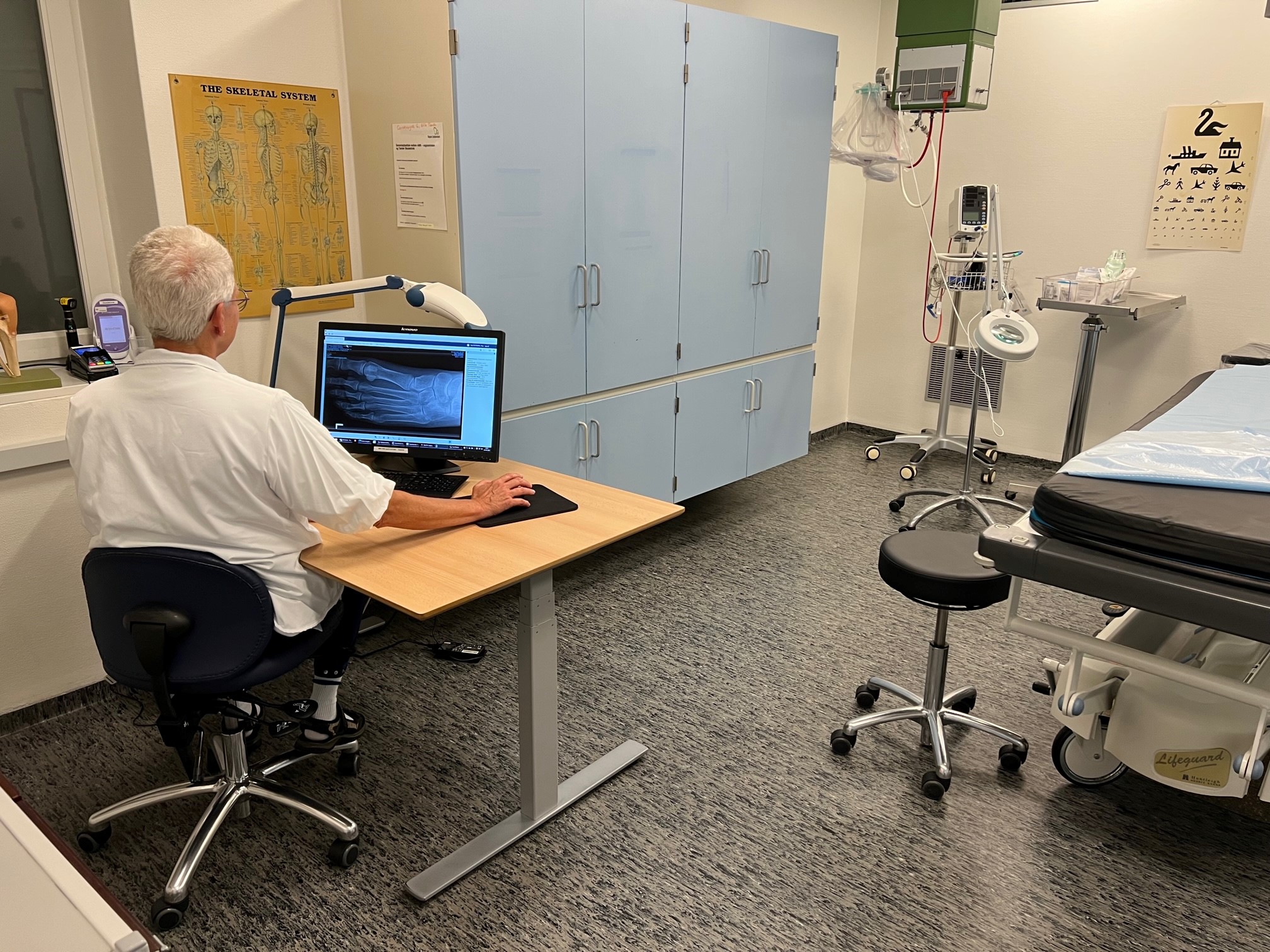 Behandlersygeplejerske Yrsa Petersen analyserer et røntgenbillede i skadeklinikken på Sygehus Sønderjylland i Tønder.