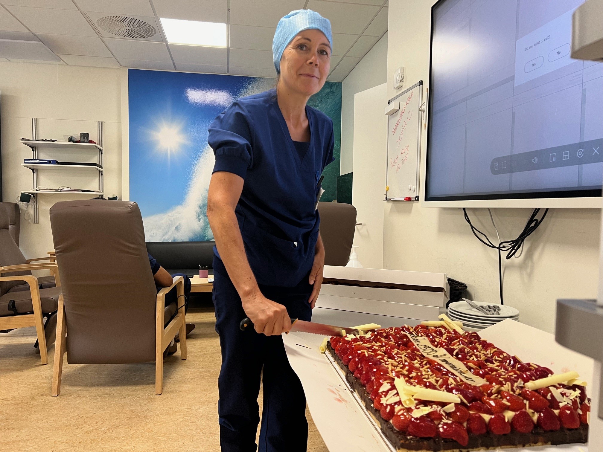 Merete Krag skærer kagen ud til personalet