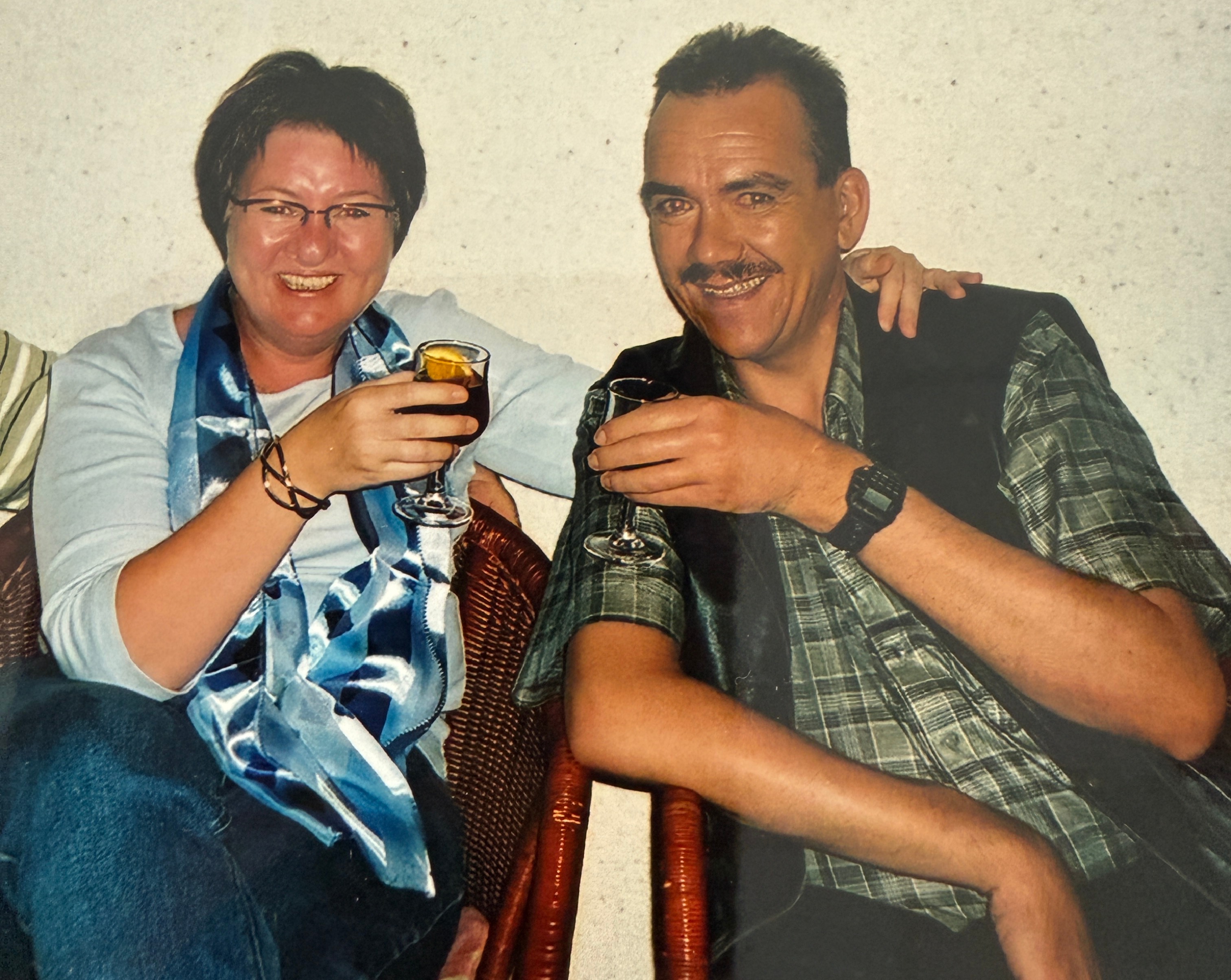 Henning har altid deltaget i arrangementer og patientrejser. Her ses han i de yngre dage, med en af de sygeplejersker, som stadig er på afdelingen. Foto: privat