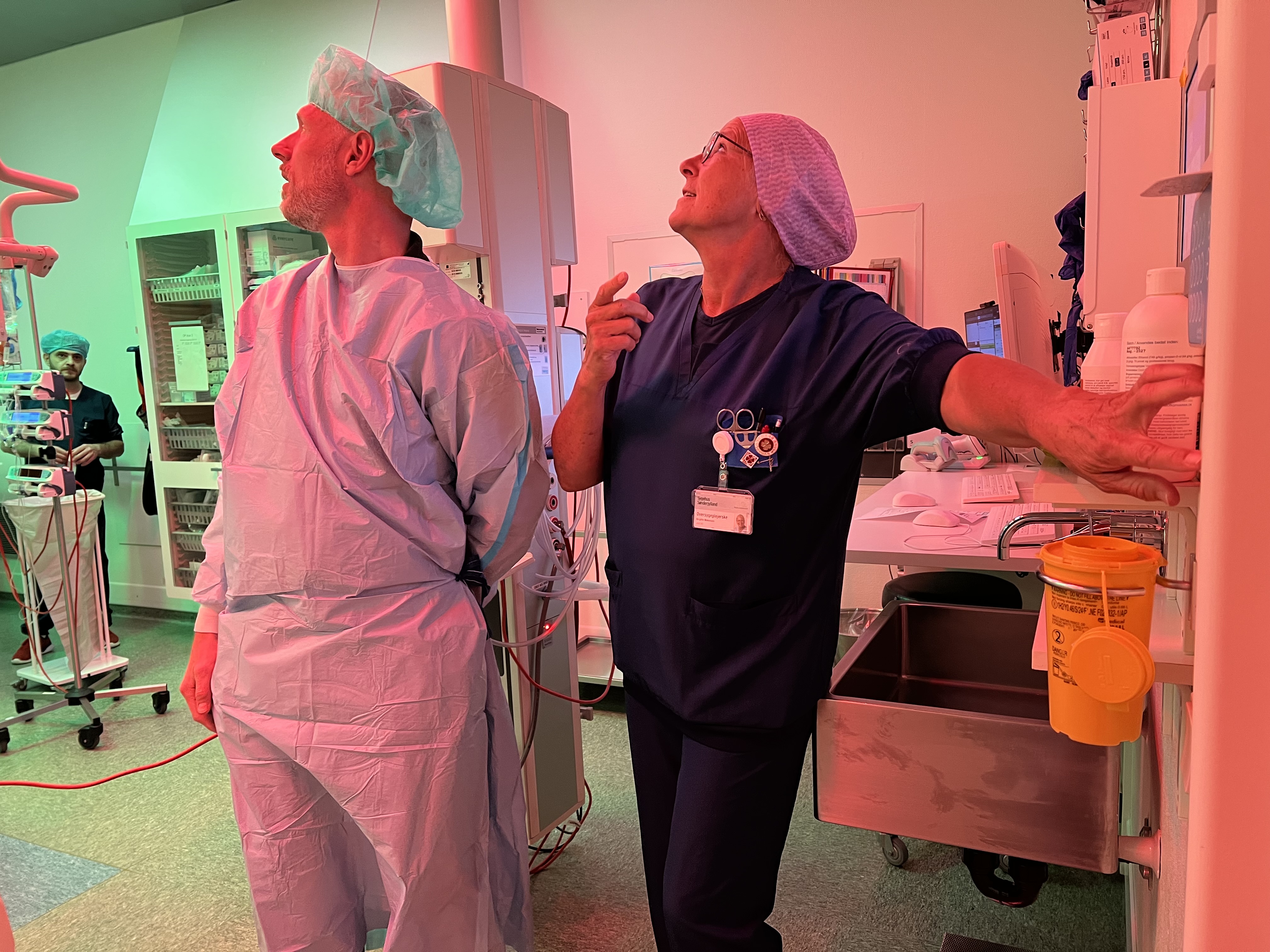 Grønt lys, rødt lys, blødt lys, skarpt lys. Der er nu en indstilling til hver en tænkelig arbejds- og patientsituation på operationsstuerne på akutsygehuset i Aabenraa. Det har givet bedre arbejdsvilkår for personalet på operationsstuerne, fortæller oversygeplejerske Birgitte Mikkelsen. Og det har været en spændende faglig udfordring for elektriker Martin Windfeld-Hansen fra Teknisk Afdeling.