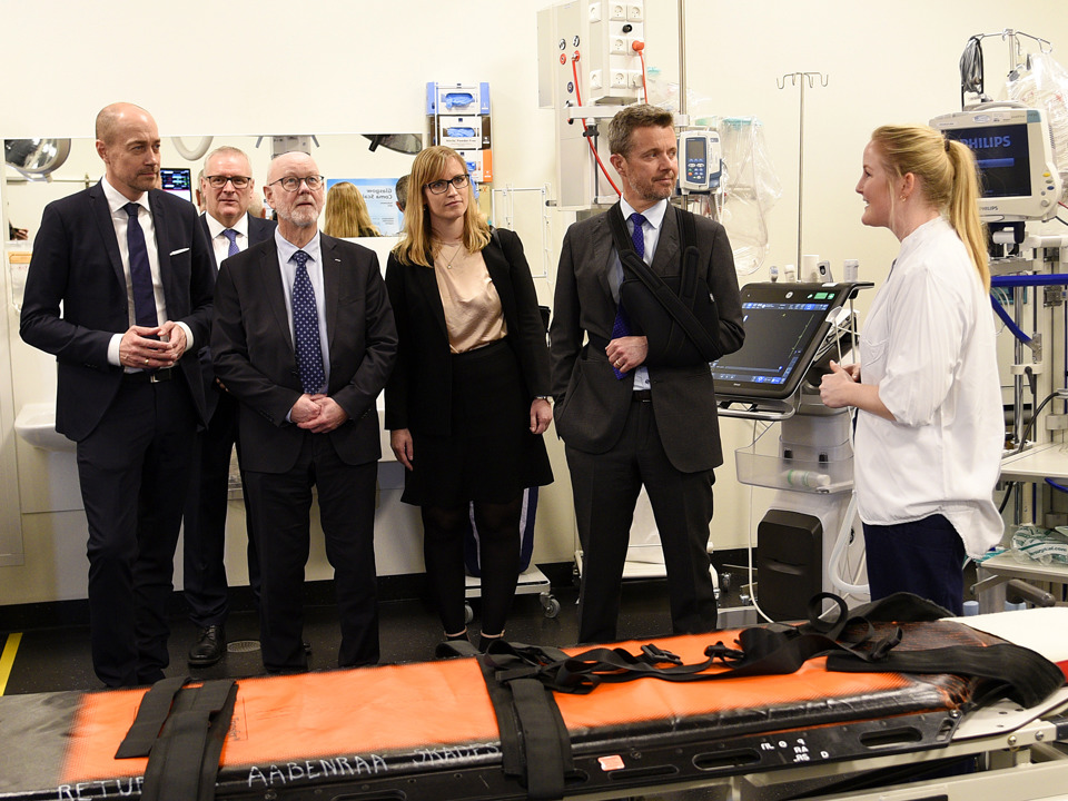 Kronprinsen og følge fik en rundvisning på flere af akutsygehusets afdelinger, hvor medarbejdere fortale om deres afdeling