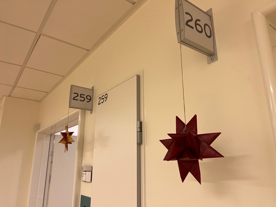 Stjernerne pynter på gangene. Julestemningen indfinder sig