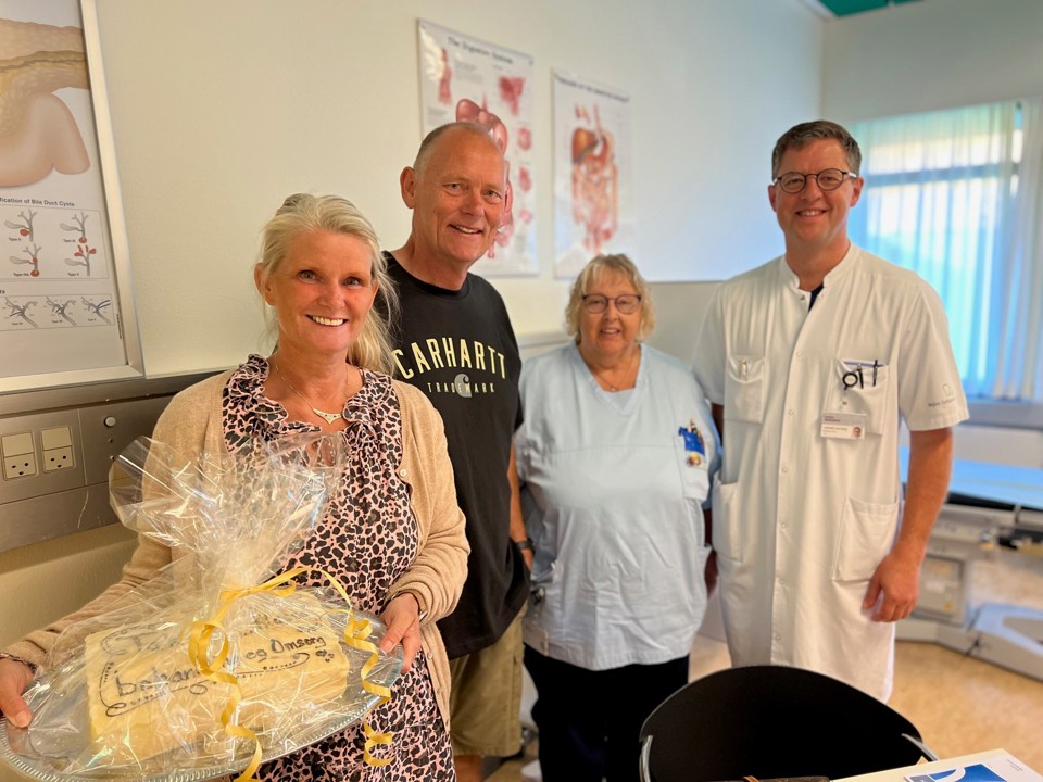 Rikke Schmidt sammen med sin mand, ledende overlæge Mindaugas Tiskus og Ruth Andersen