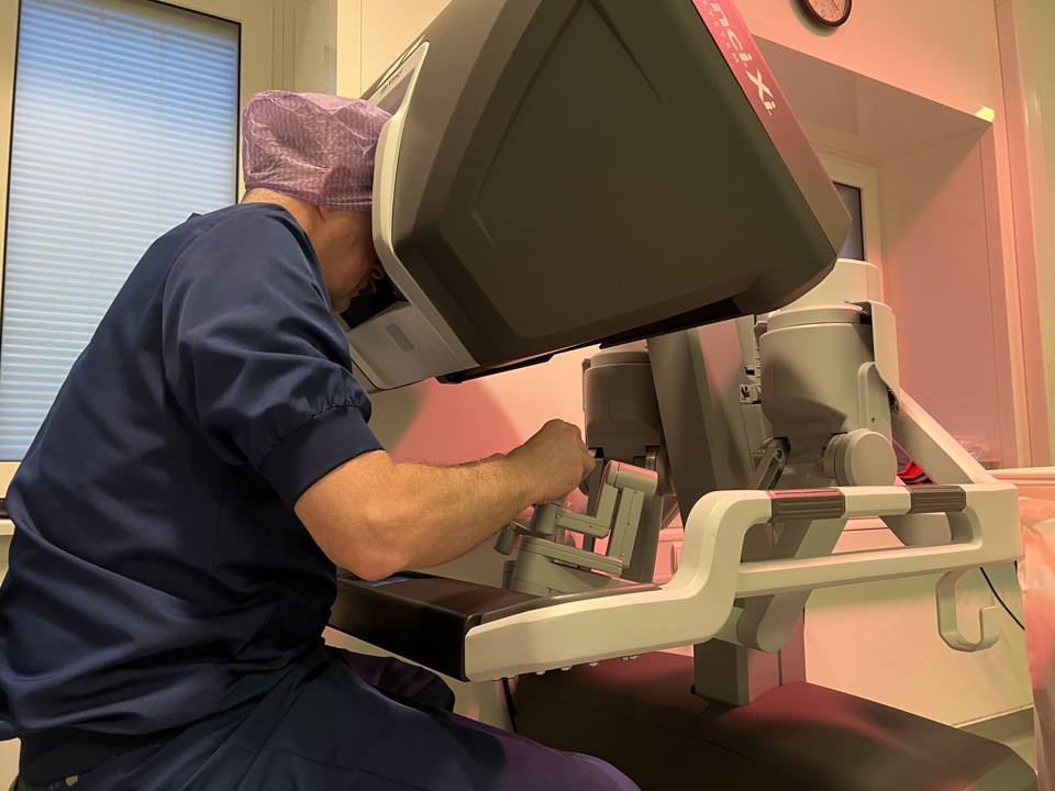 Klinisk professor i robotkirurgi Michael Festersen er selv en af operatørerne på operationsrobotten. Her ses han betjene robotten. 