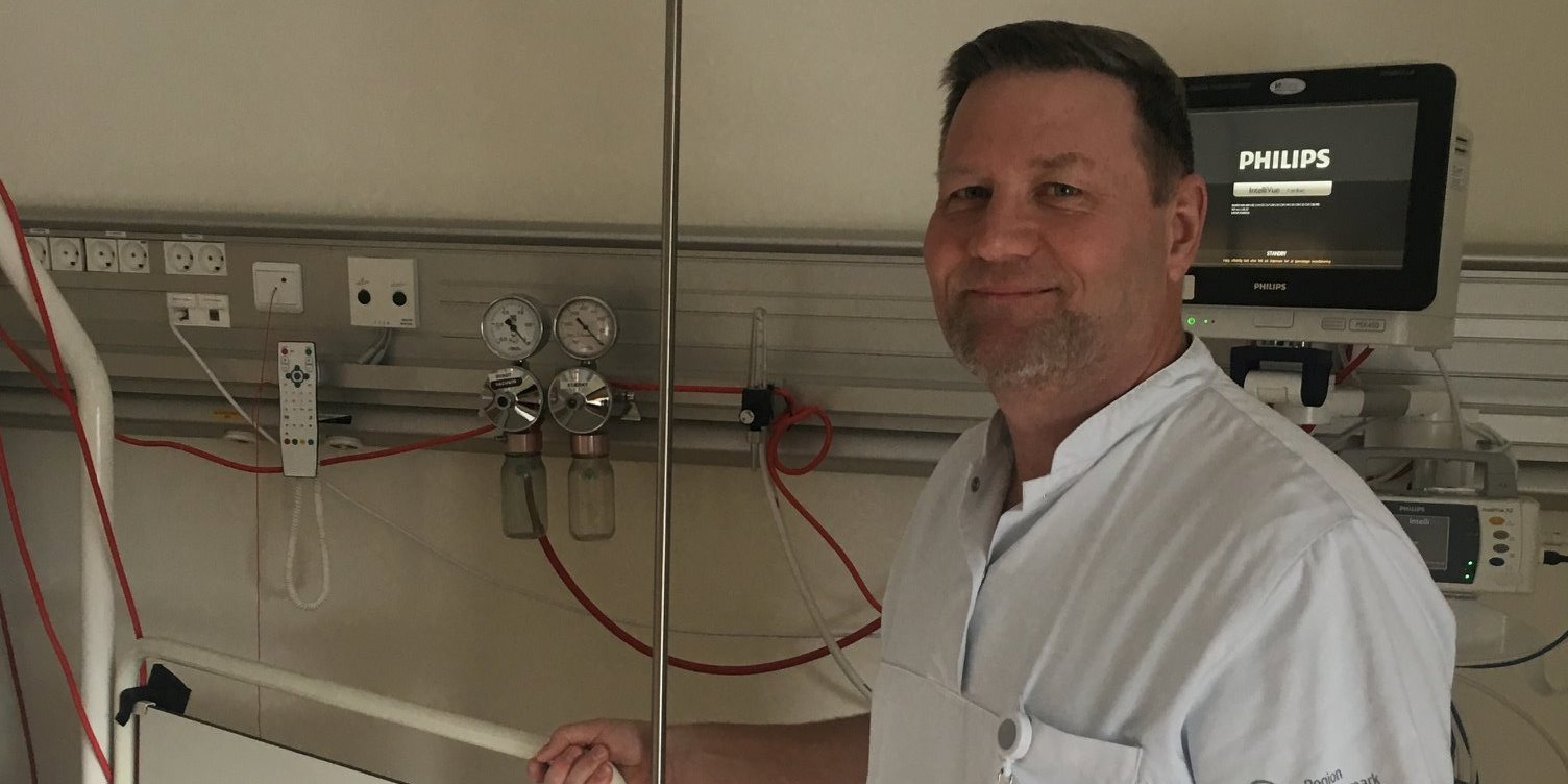 Finn Pedersen står på en patientstue på FAM