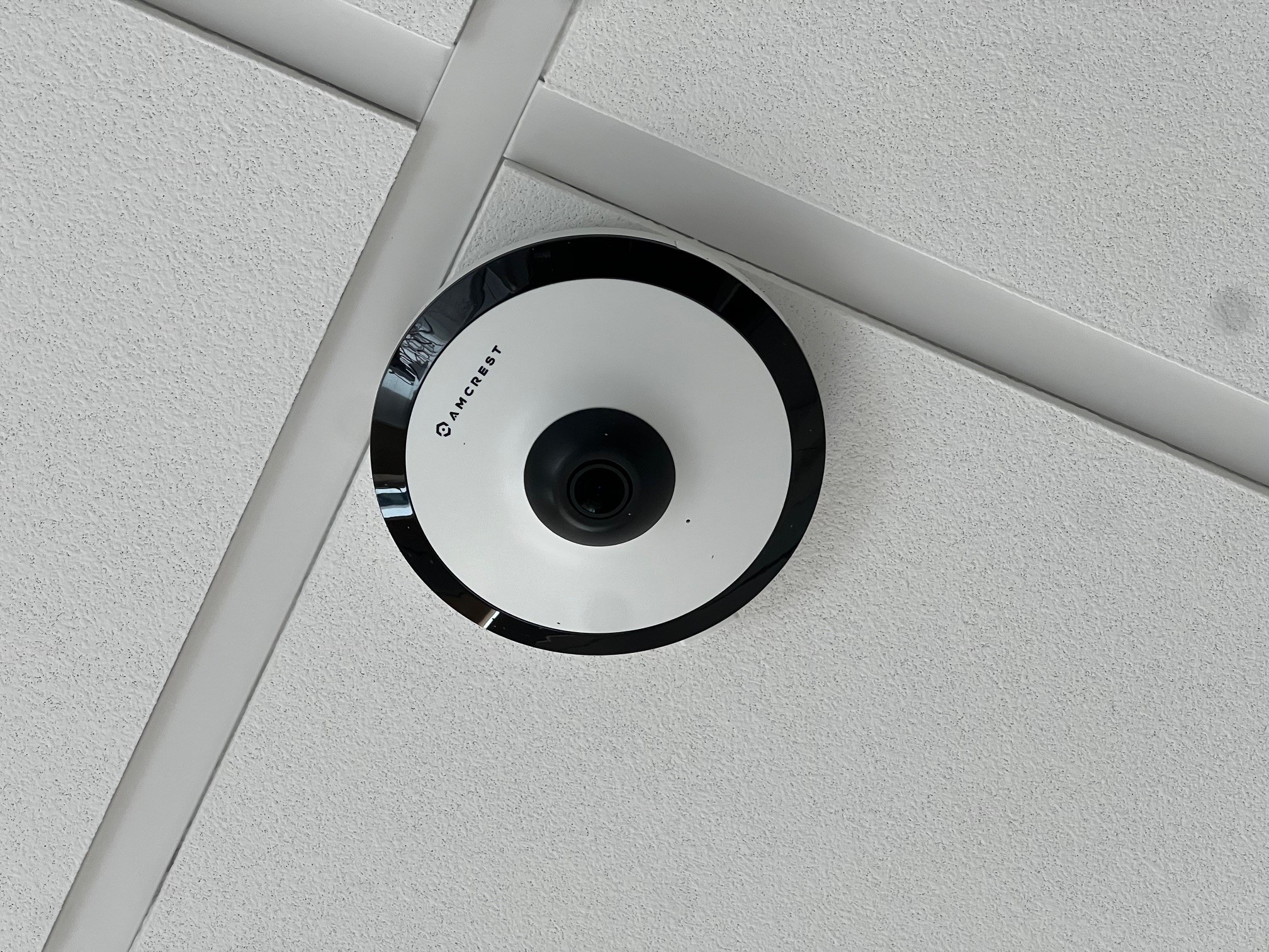 En af de små loftsmonterede kameraer med intelligent sensorteknologi.