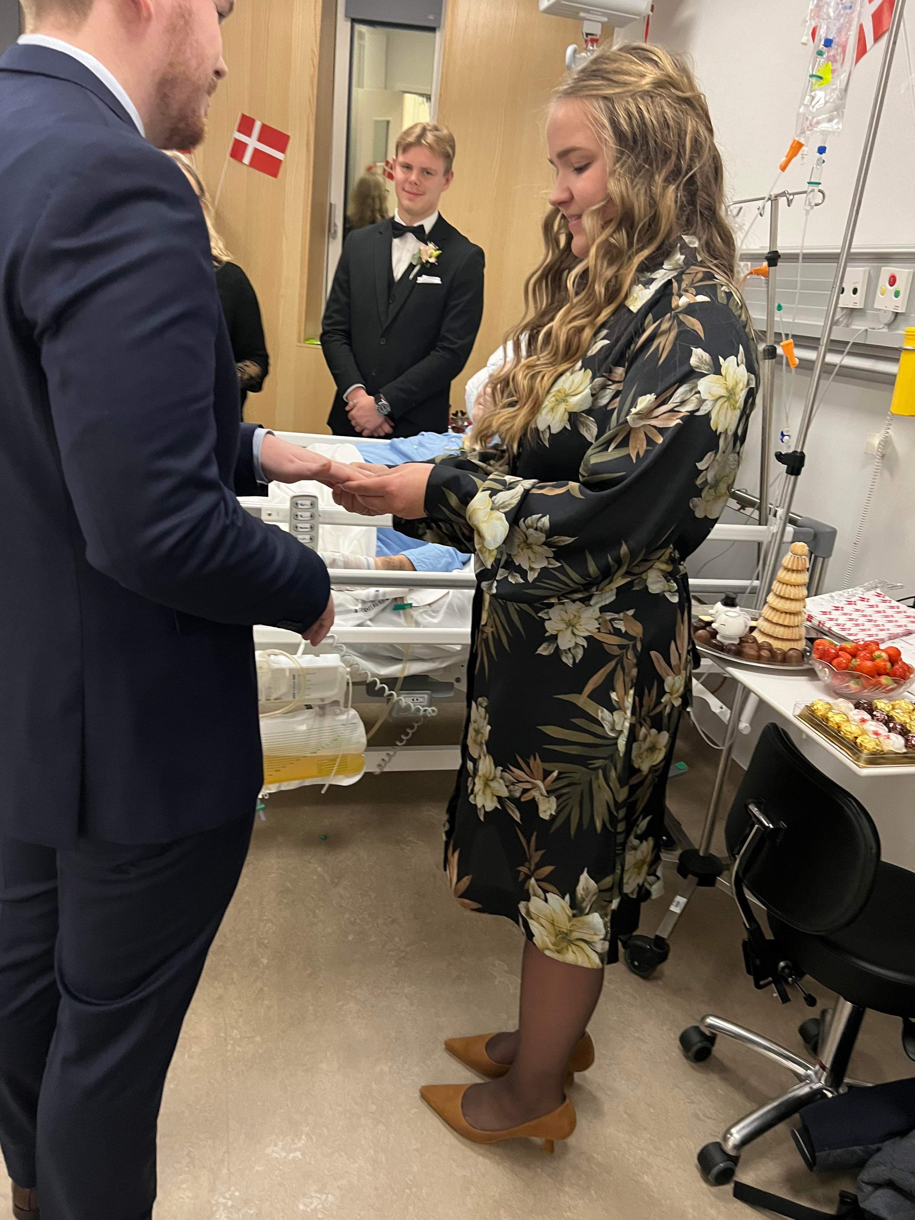 Nicklas Nyland Kristensen og Cecilie Klaaby besluttede, at sige JA til hinanden midt blandt gæster og hospitalsudstyr. 