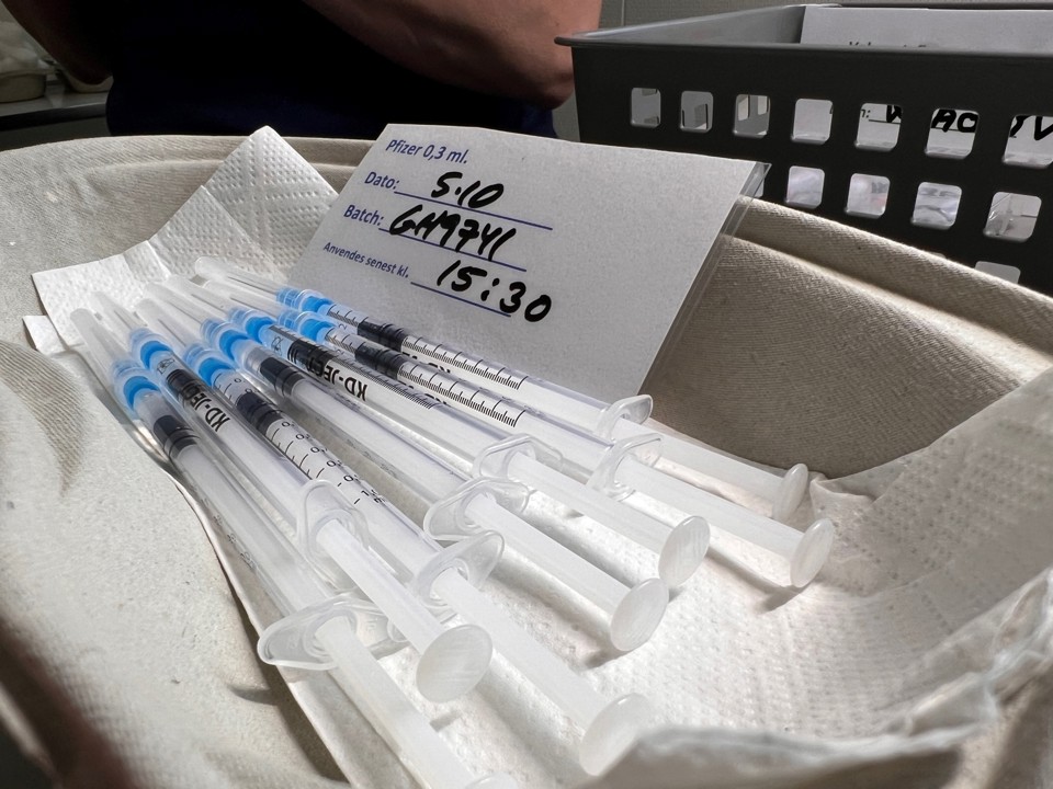 Covid-19 vaccinerne ligger seperat i en kurv, så risikoen for fejl minimeres