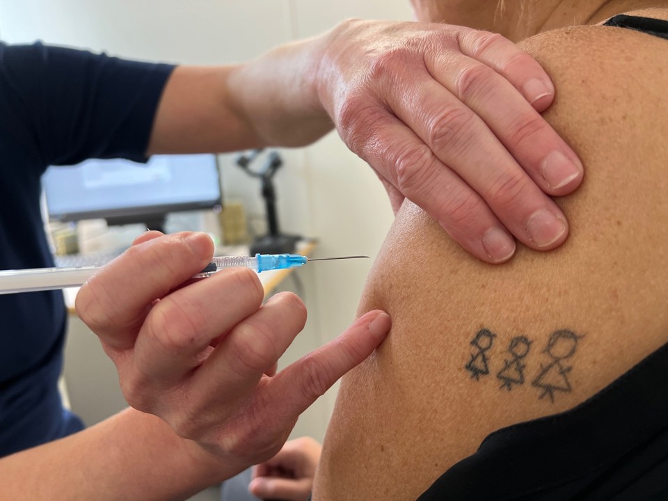 Nålen og patienten er klar. Nu kommer der et prik, siger vaccinatør Britta Bendixsen