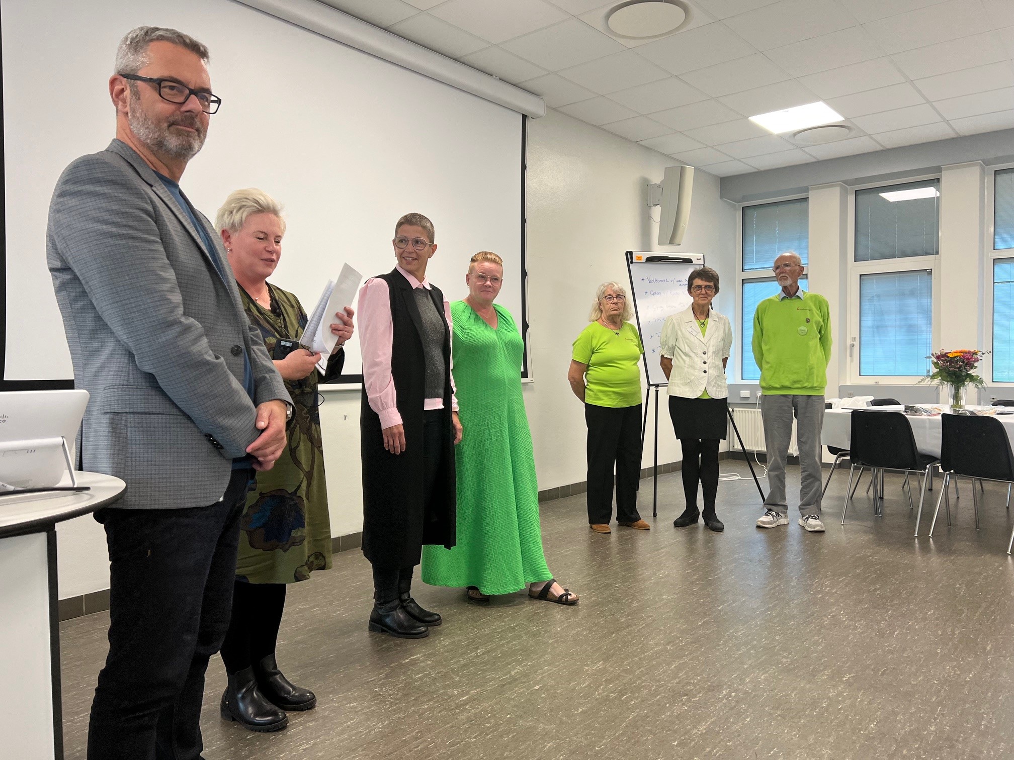 De nominerede til Frivillighedsprisen. Yderst Adm. Direktør Thue Boye Hvorslev, frivillighedskoordinator Rikke Schmidt, repræsentanter fra palliativt team og Nyreforeningen