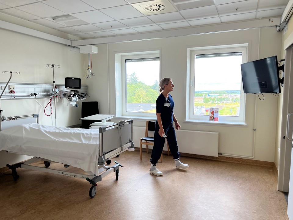 En stue hvor man ser hvor tv´et hænger 