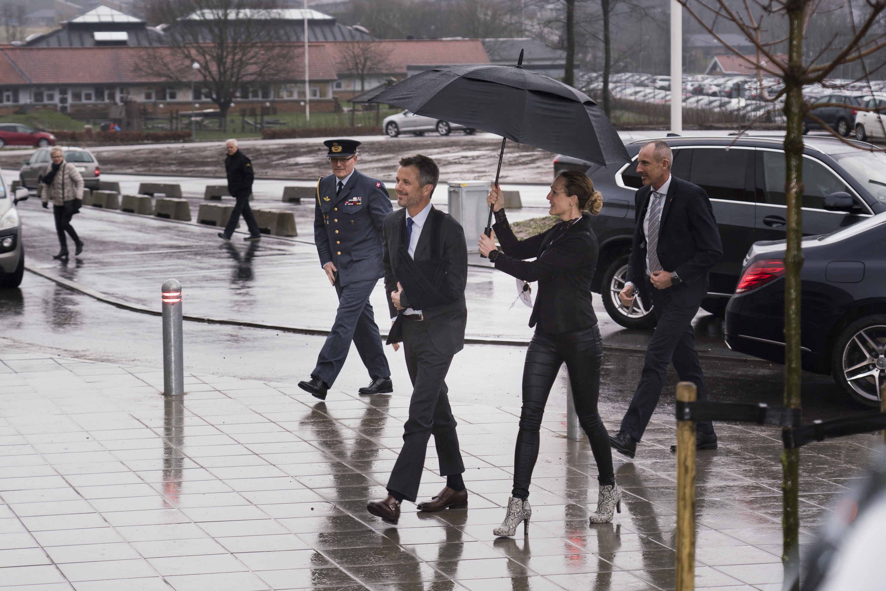 Kronprins Frederik ankommer til Sygehus Sønderjylland.