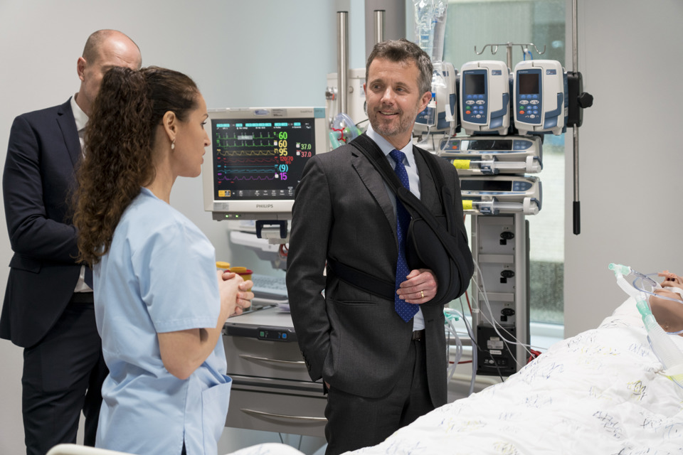 Kronprinsen og følge fik en rundvisning på flere af akutsygehusets afdelinger, hvor medarbejdere fortale om deres afdeling