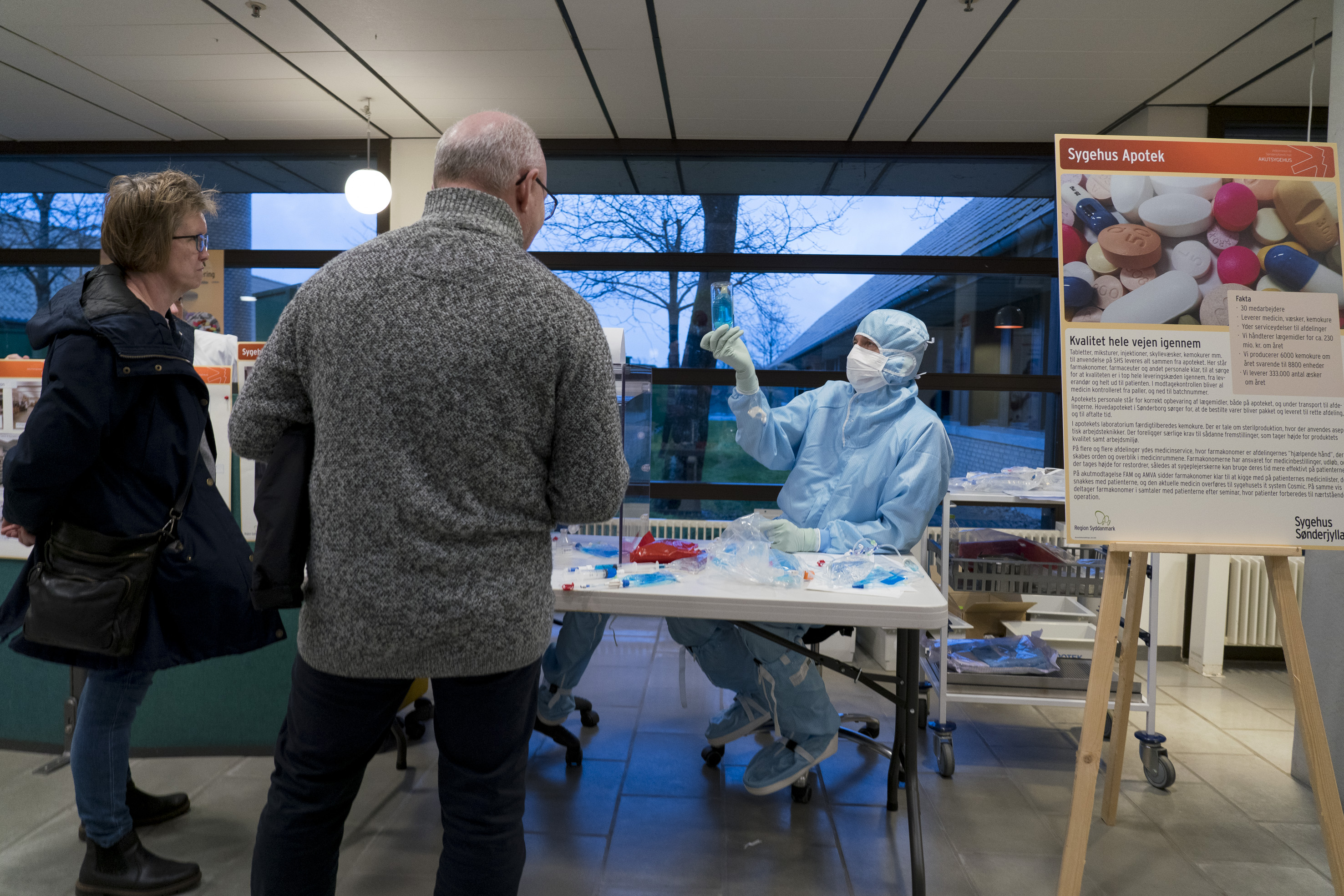 Personale fra apoteket viser, hvordan de fremstiller cytostatika. Her i form af vingummibamser til de fremmødte børn.