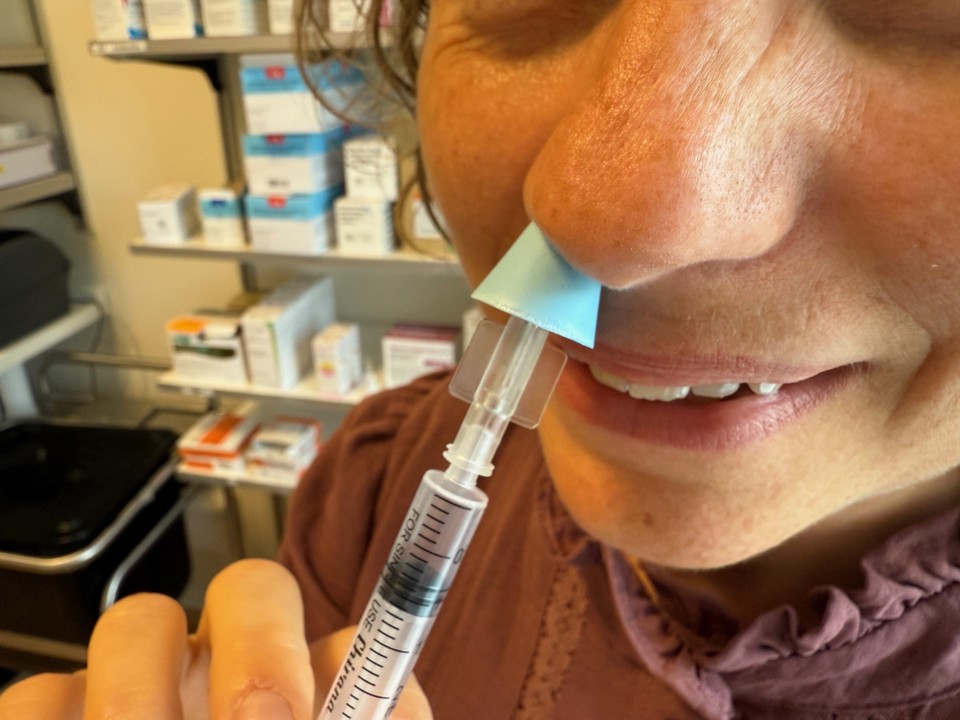 Lotte Høeg Hansen  demonstrerer her, hvordan næsesprayen  bruges