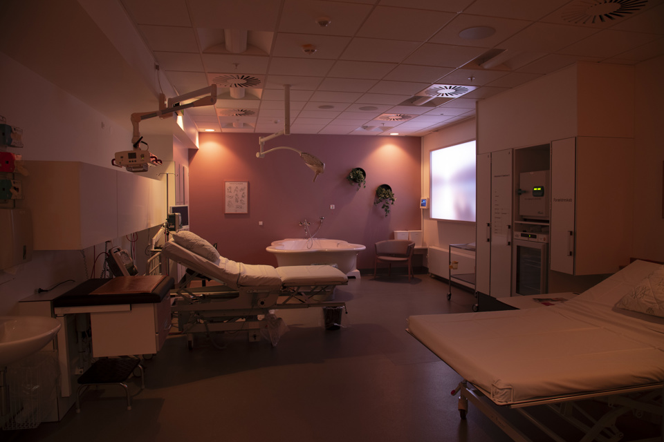 Sådan ser der ud på fødestuen. Den er udstyret med en sanseskærm med tilhørende lyd og lys.