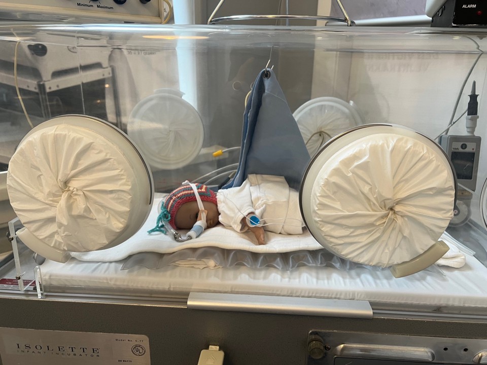 Et kig ind i udstillingen med bl.a. en kuvøse, som er udlånt af Museet Sønderborg Sygehus.