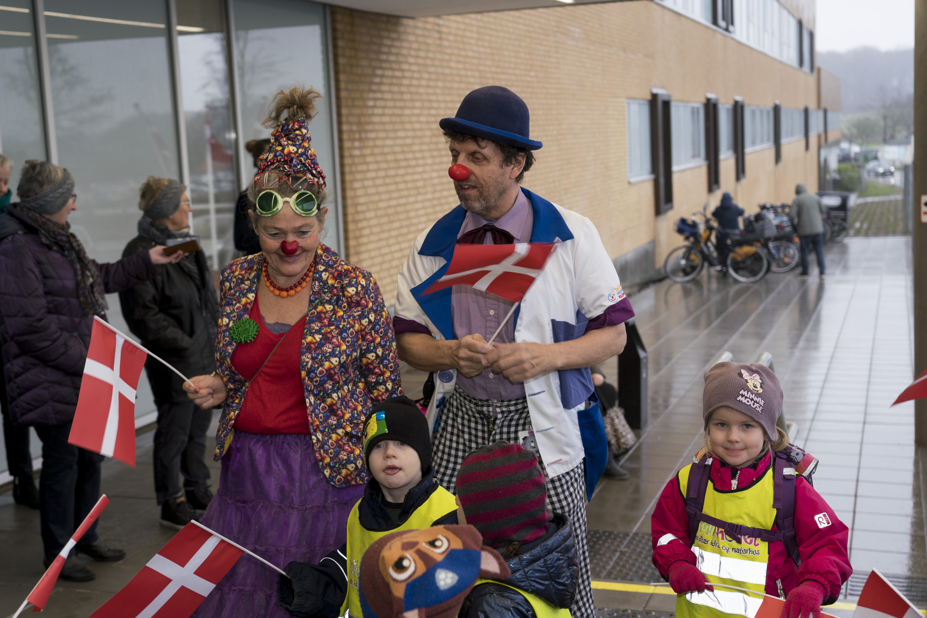 Hospitalsklovnene underholder de fremmødte børn, mens de venter på kronprinsens ankomst.