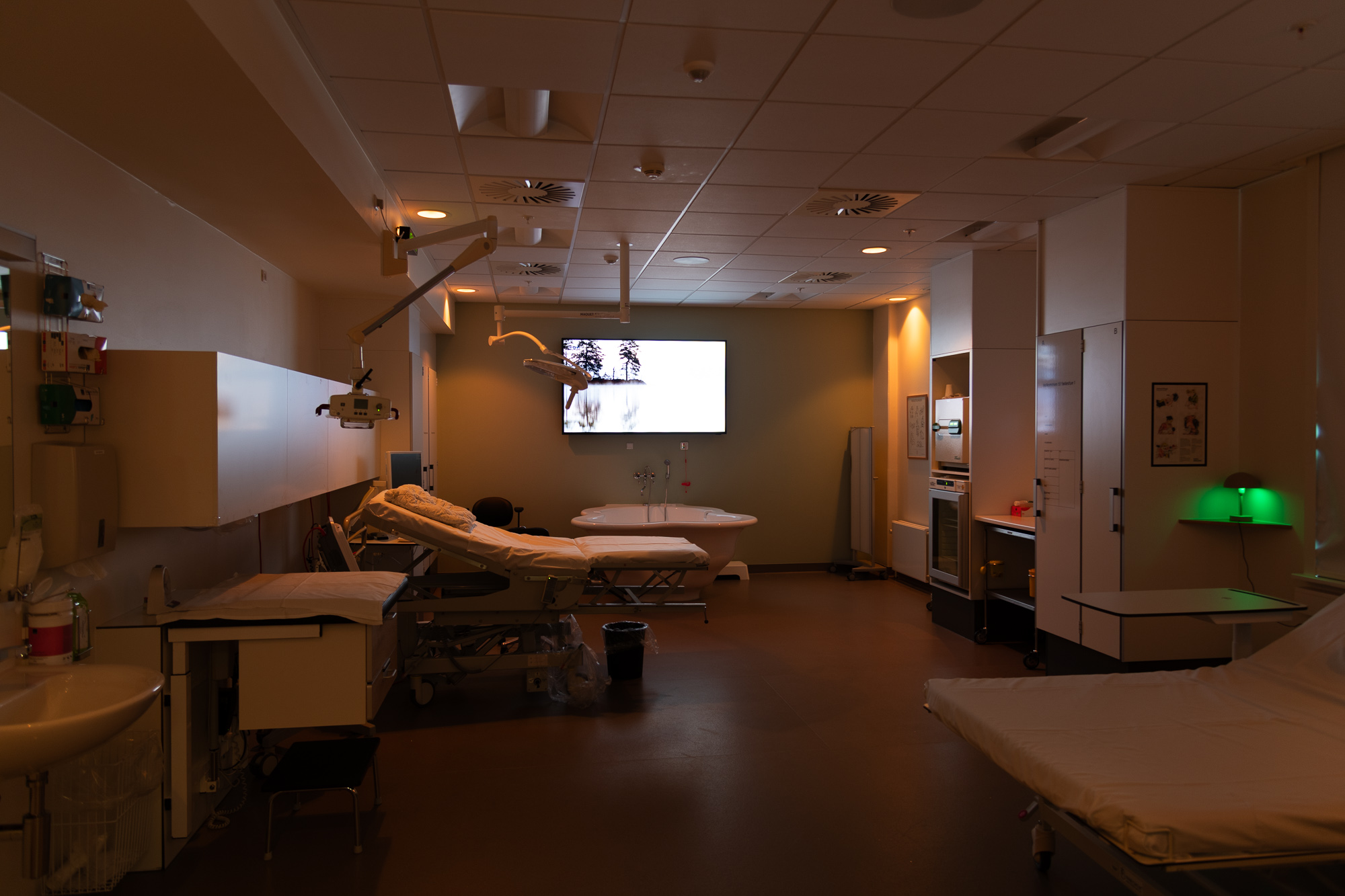 Sådan ser der ud på fødestuen. Den er udstyret med en sanseskærm med tilhørende lyd og lys.