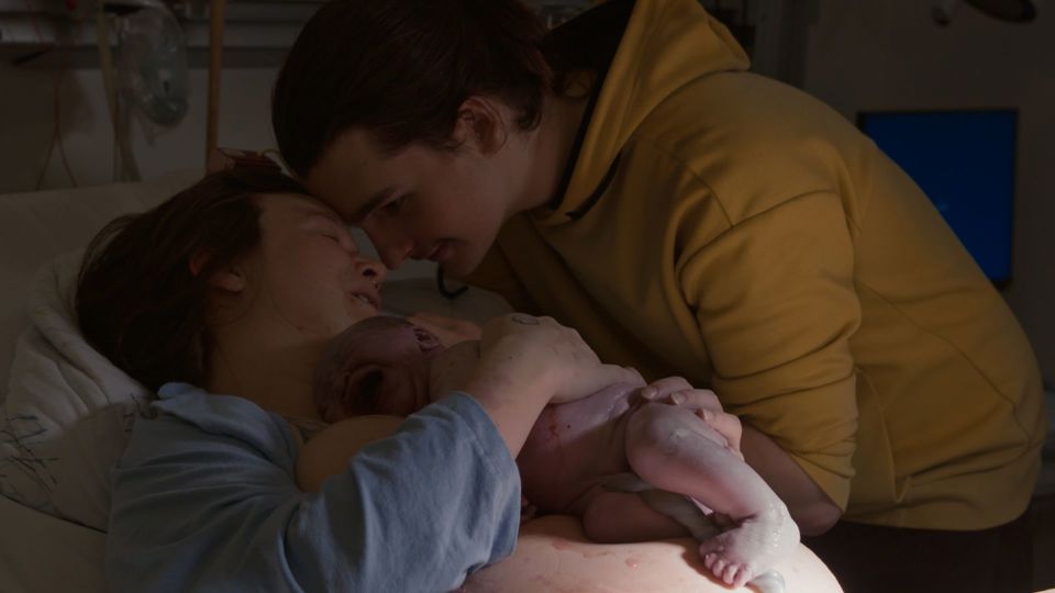 Forældrepar med nyfødt på Fødestuen