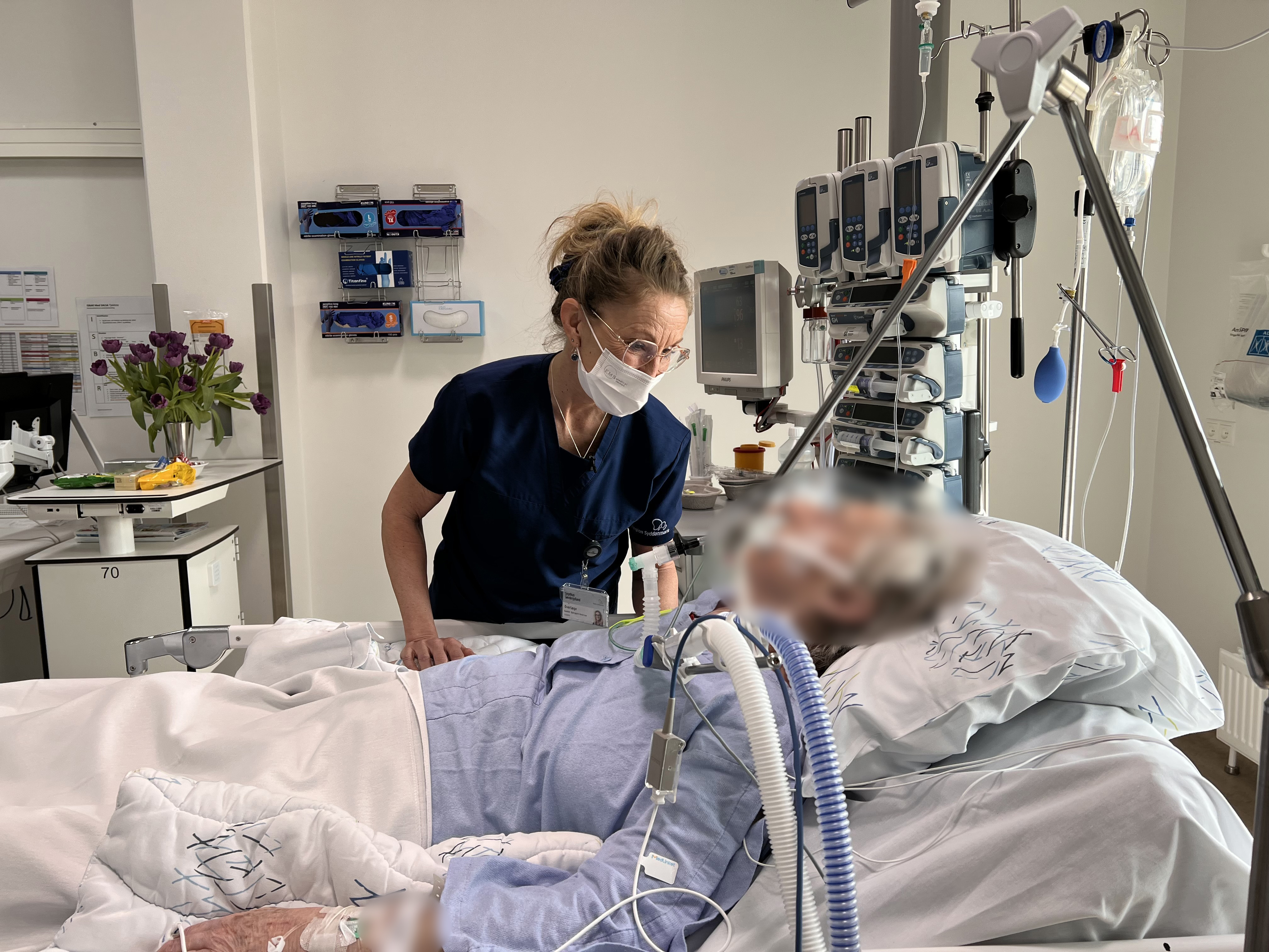 Overlæge og forsker Gunhild Kjærgaard-Andersen taler med patient