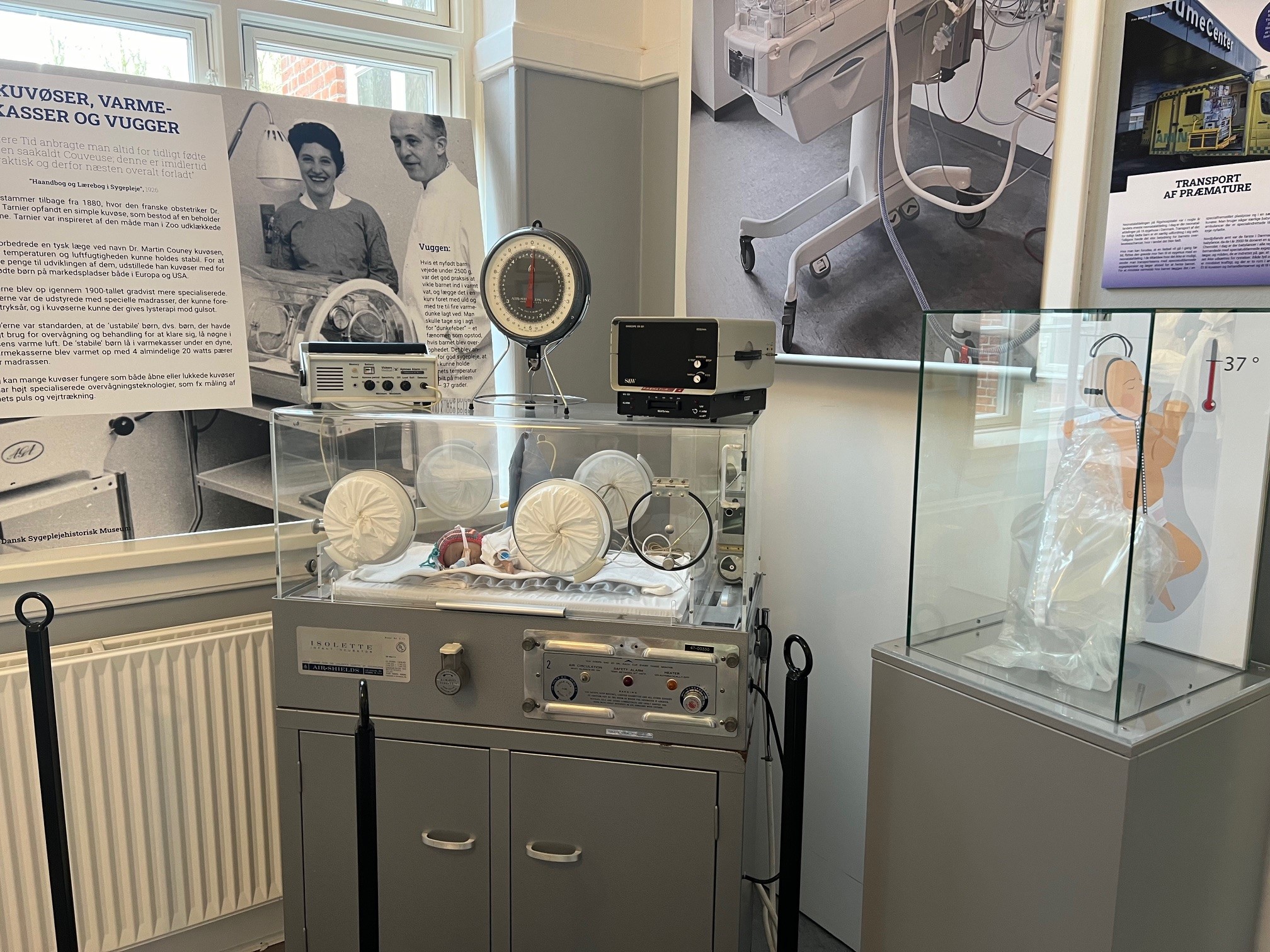 Et kig ind i udstillingen med bl.a. en kuvøse, som er udlånt af Museet Sønderborg Sygehus.