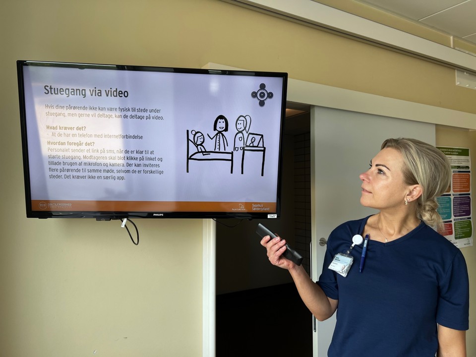 Rikke Lysholm foran skærmen