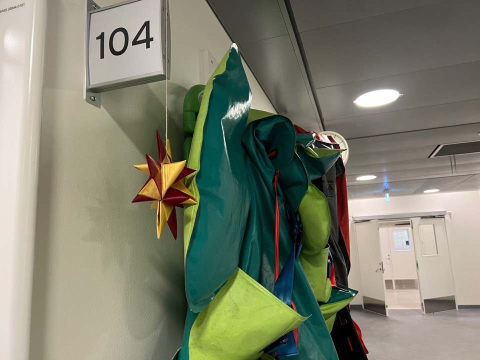 På akutmodtagelsen omkring traumestuen, er der også blevet pyntet