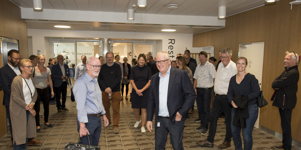 Der er god stemning blandt gæsterne, som står i sygehusets forhal.