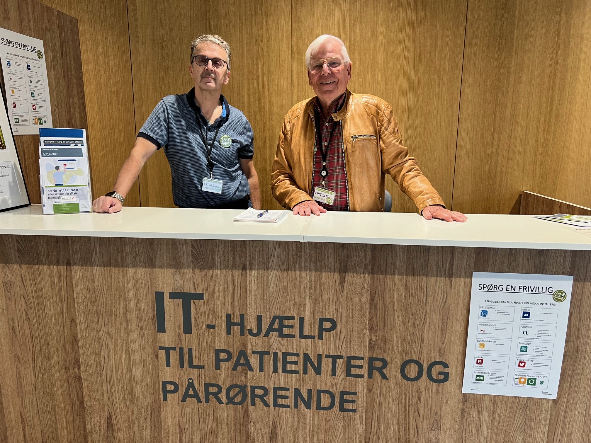 Dagen efter prisuddelingen er Steen og Leif på plads ved skranken i Sønderborg 