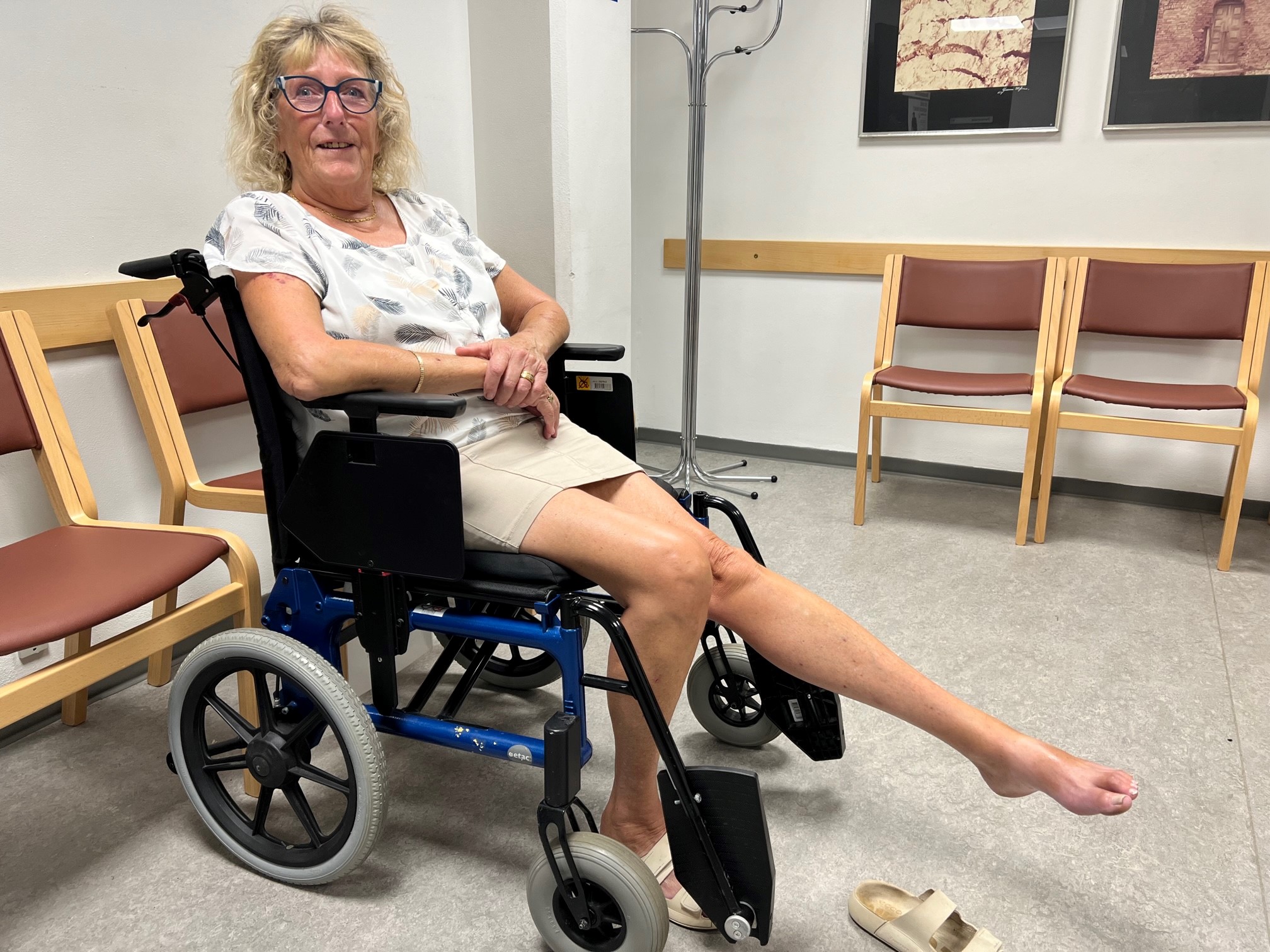 Susanne Petersen fra Skærbæk i skadeklinikkens venteværelse. Hun skal snart undersøges, fordi hun er bekymret for, om noget er brækket i hendes fod. 