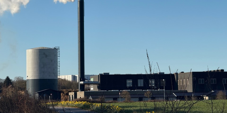 Aabenraa Fjernvarme med Sygehus Sønderjylland i baggrunden.