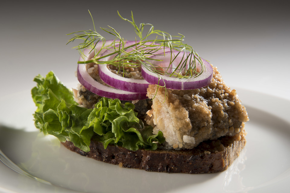 Foto af smørrebrød med stegt sild