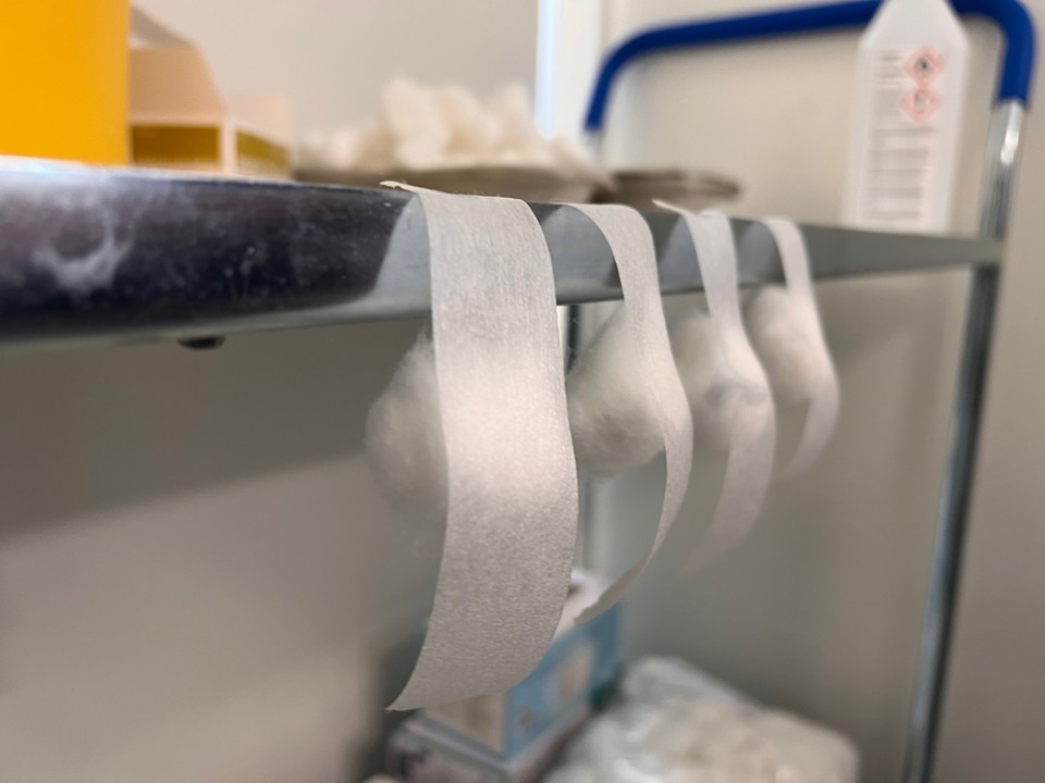 Der er gjort vat og plaster klar, så kan man hurtigt komme videre med næste patient