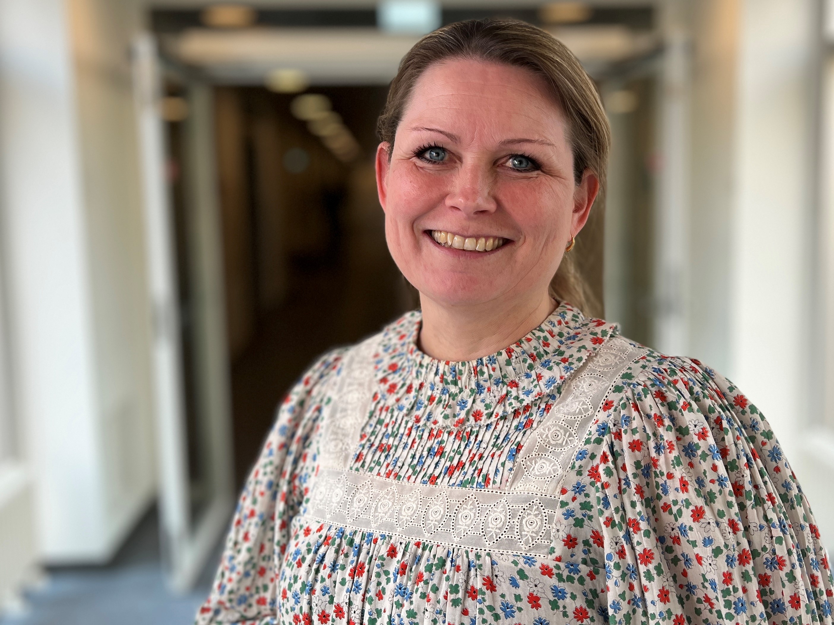 Mia Tjerrild Jakobsen står på gangen