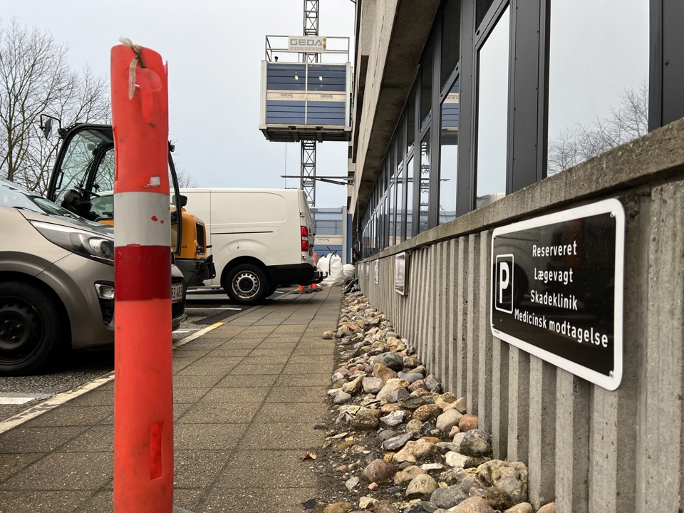 Håndværkerne har etableret byggeplads og udvendige materialeelevatorer på Vestvang på vandsiden af sygehuset for at kunne få byggematerialer bragt ind i tårnene. Byggepladsen er afspærret og optager naturligvis plads. Det kan betyde, at bl.a. parkeringsmulighederne ændres i renoveringsperioden.