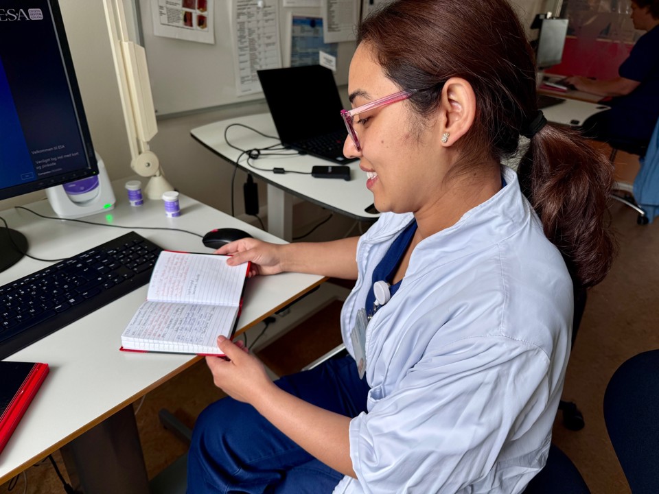 Sony med den lille bog, som hun bærer med sig overalt.