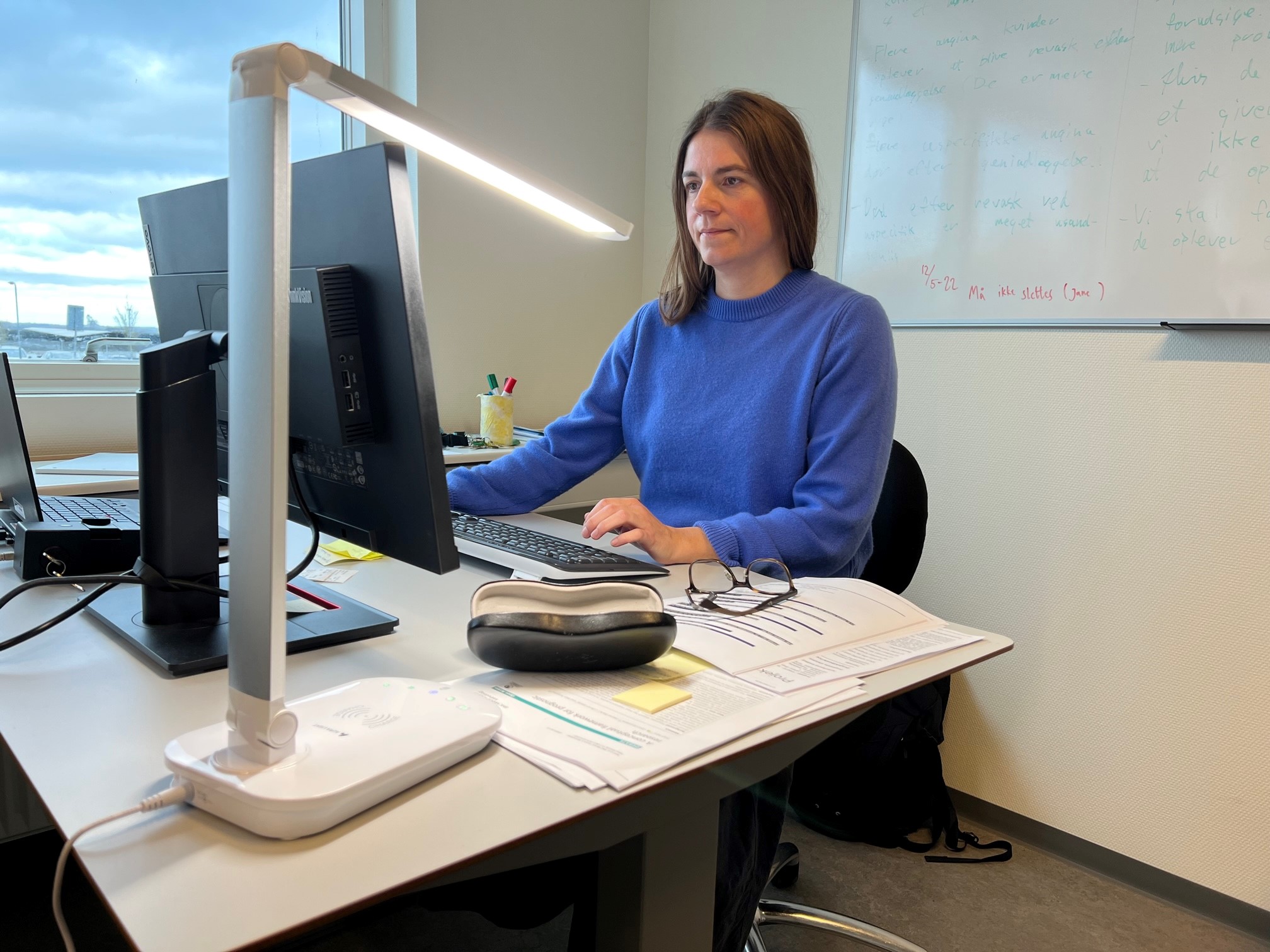 Ph.D. studerende Jane Lange Dalsgaard ved sit skrivebord på Sygehus Sønderjylland