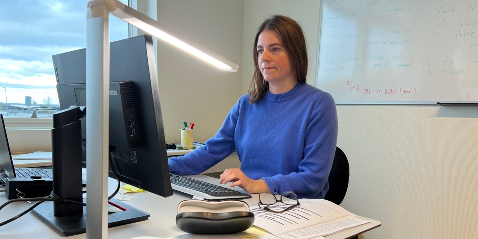 Ph.D. studerende Jane Lange Dalsgaard ved sit skrivebord på Sygehus Sønderjylland