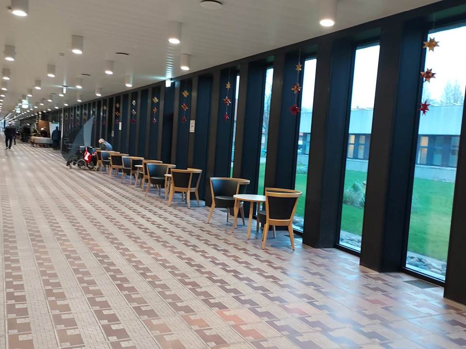 De frivillige i Sønderborg lokkede Susanne til at lave yderligere 225 stjerner til alle vinduerne på ambulatorietorvet