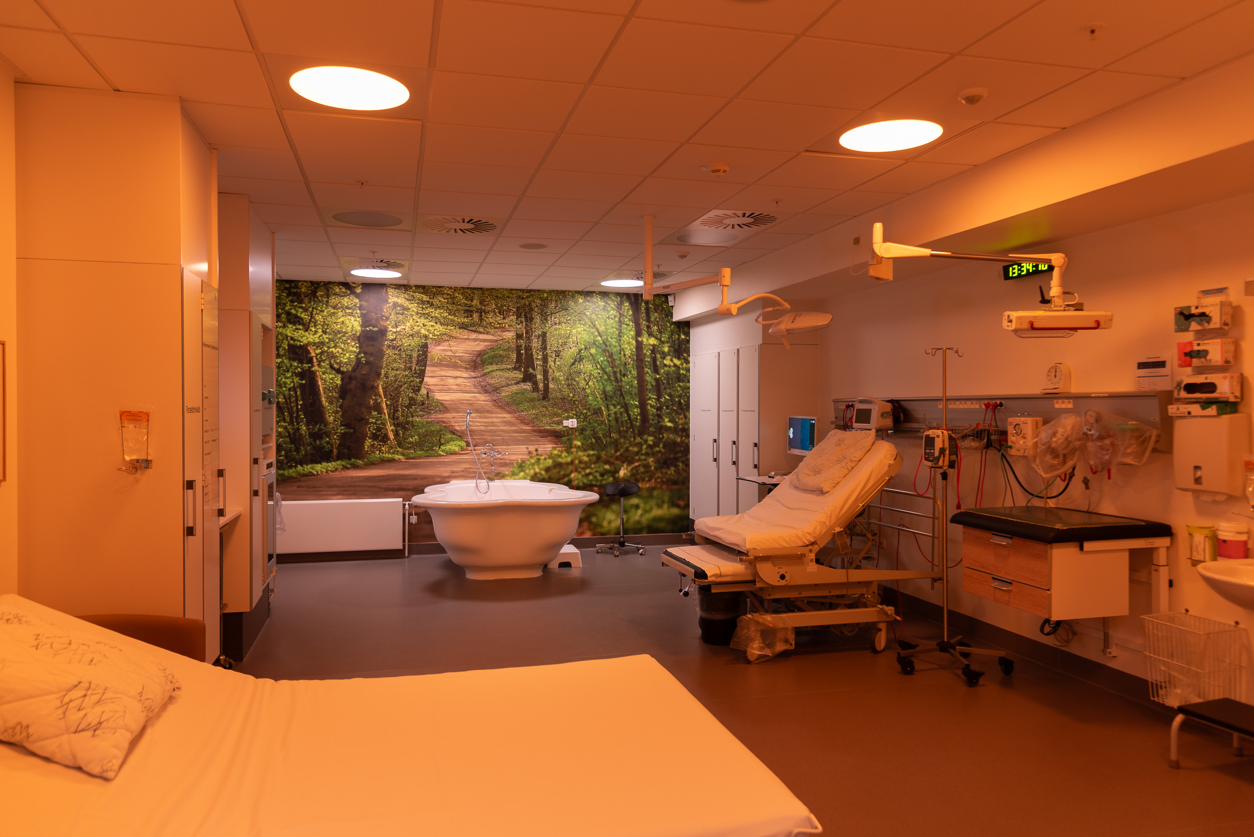 Sådan ser der ud på fødestuen. Den er udstyret med en sanseskærm med tilhørende lyd og lys.