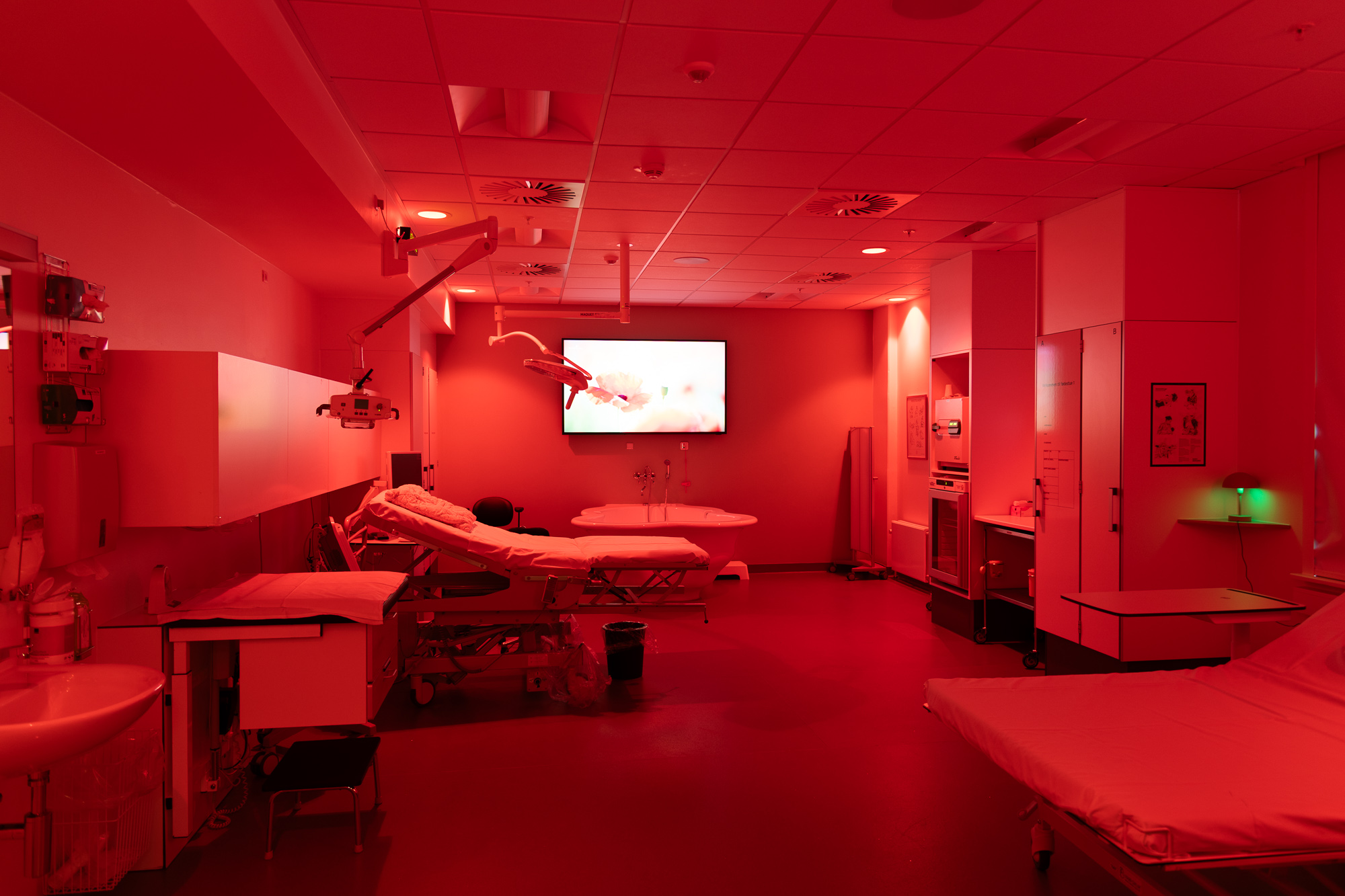 Sådan ser der ud på fødestuen. Den er udstyret med en sanseskærm med tilhørende lyd og lys.