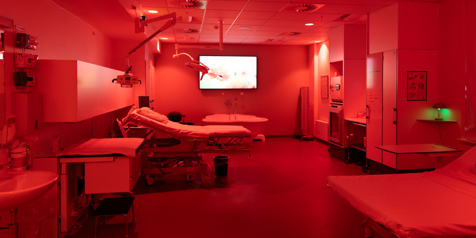 Sådan ser der ud på fødestuen. Den er udstyret med en sanseskærm med tilhørende lyd og lys.