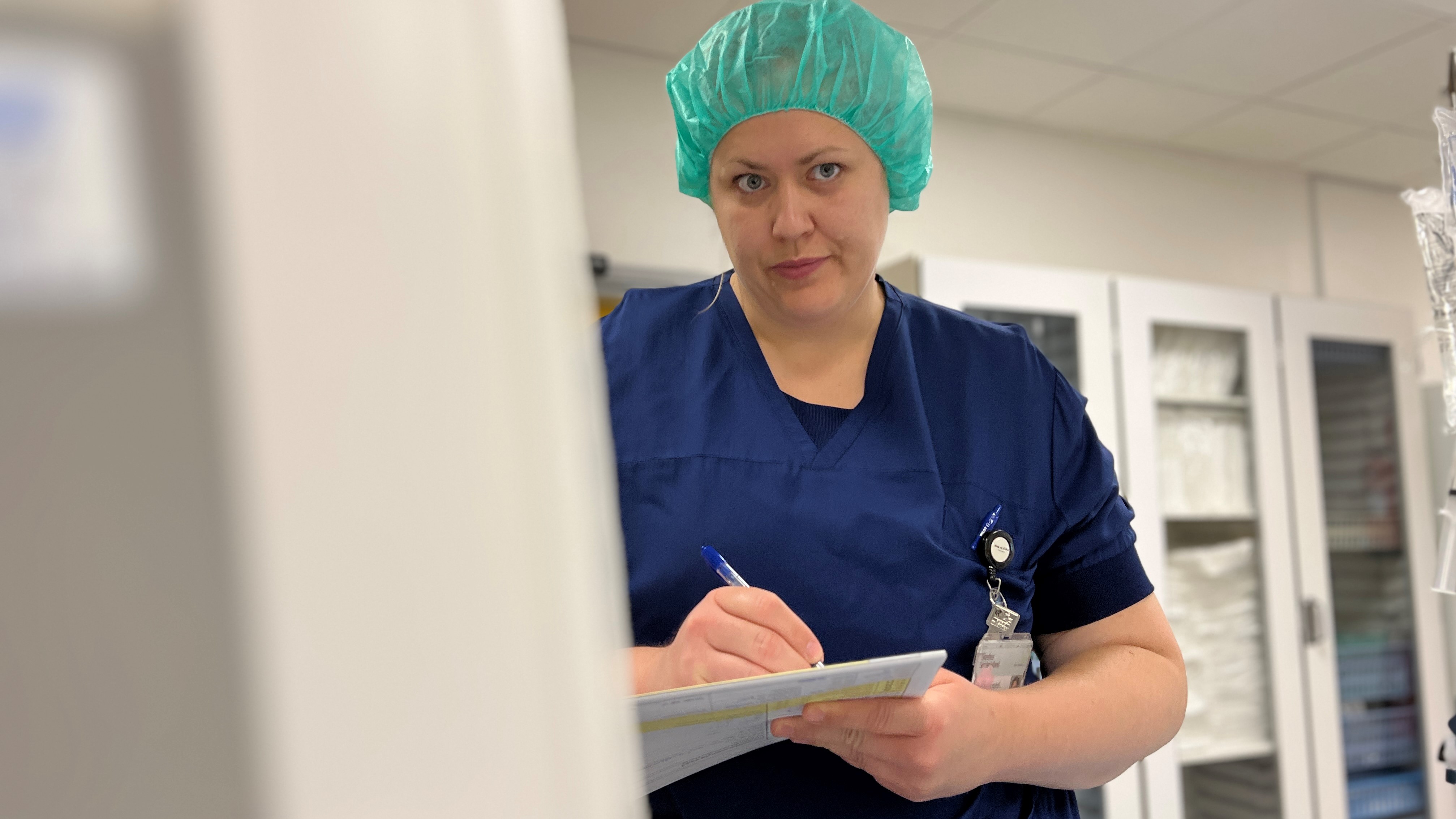 Sygeplejerske, Grethe Hjuler Jensen, på operationsstue.