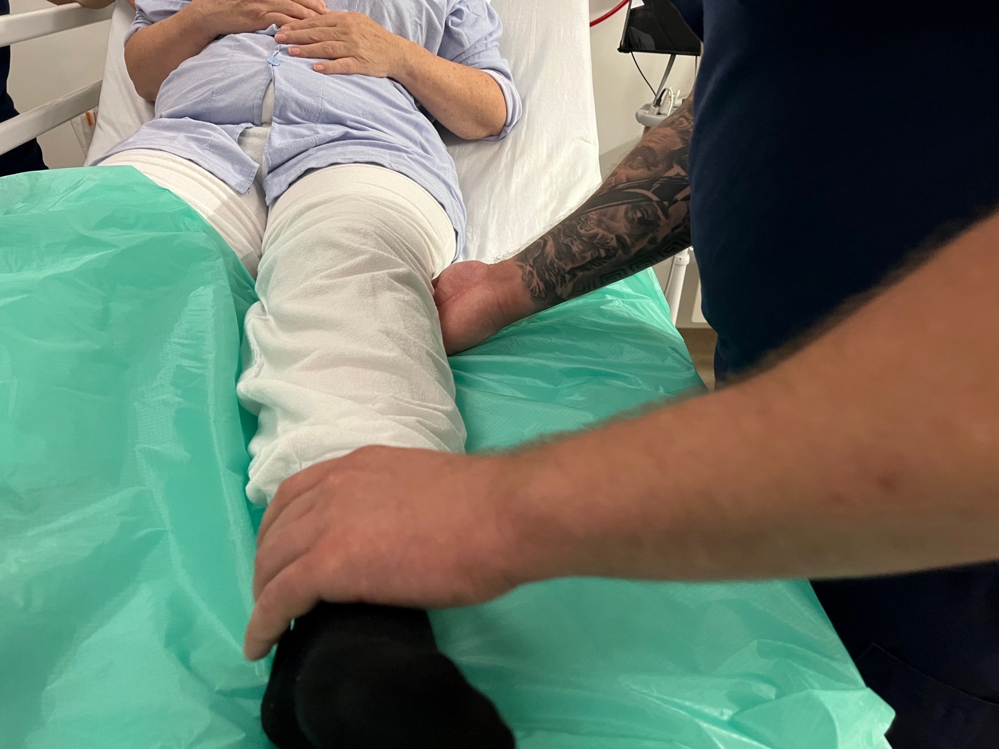 5 terapeuter i simulationsstuen: At arbejde i virkelighedstro scenarier giver dem mulighed for at øve sig i det, der er deres daglige arbejde. Her på stuen kan de fokusere på de praktiske færdigheder frem for den teoretiske viden. 