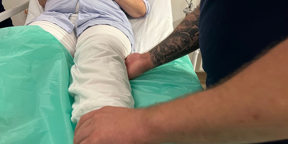 5 terapeuter i simulationsstuen: At arbejde i virkelighedstro scenarier giver dem mulighed for at øve sig i det, der er deres daglige arbejde. Her på stuen kan de fokusere på de praktiske færdigheder frem for den teoretiske viden.